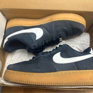 Nike Men's Navy and White Sneakers with Gum Sole
